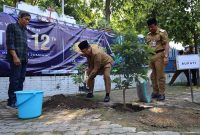 Bupati Jombang Warsubi memimpin prosesi penanaman pohon buah