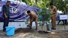 Bupati Jombang Warsubi memimpin prosesi penanaman pohon buah